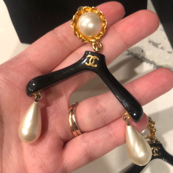 CHANEL Jewelry - Unbelievable CHANEL vintage Hanger earrings